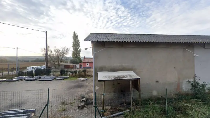 Vue de la rue devant Garage A.G.G, Villemoustaussou
