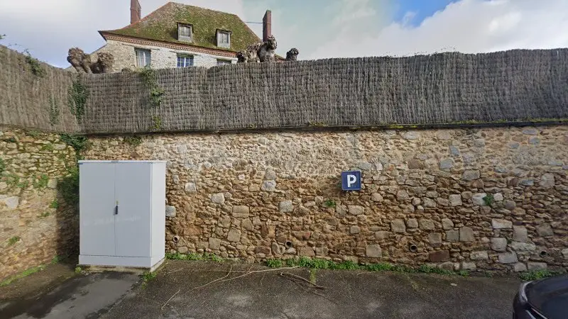 Vue de la rue devant L' Atelier Classic Yvan Mahé, Ozouer-le-Voulgis