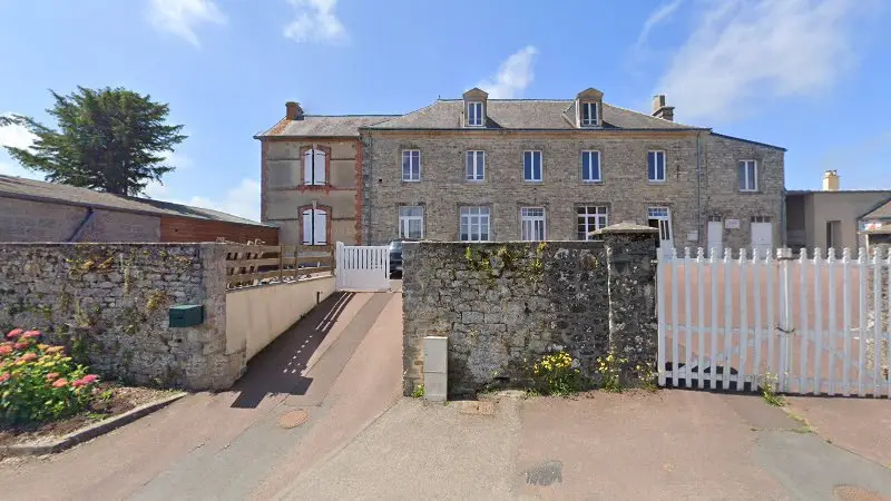 Vue de la rue devant Goubyautomobiles50, Besneville