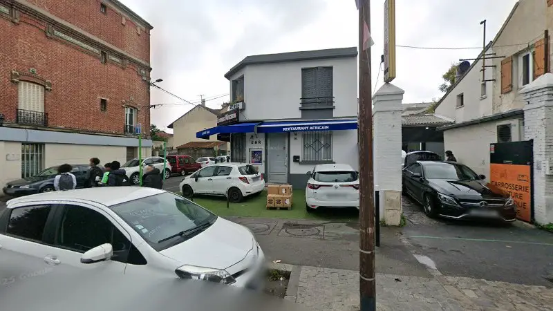 Vue de la rue devant Garage De La Mairie, Saint-Denis