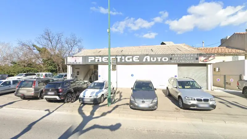 Vue de la rue devant Carrosserie Prestige Auto, La Penne-sur-Huveaune