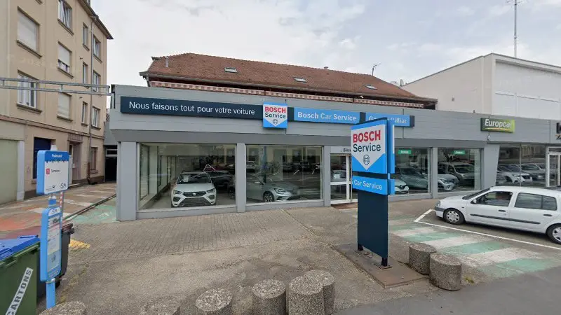 Vue de la rue devant Bosch Car Service, Sarrebourg