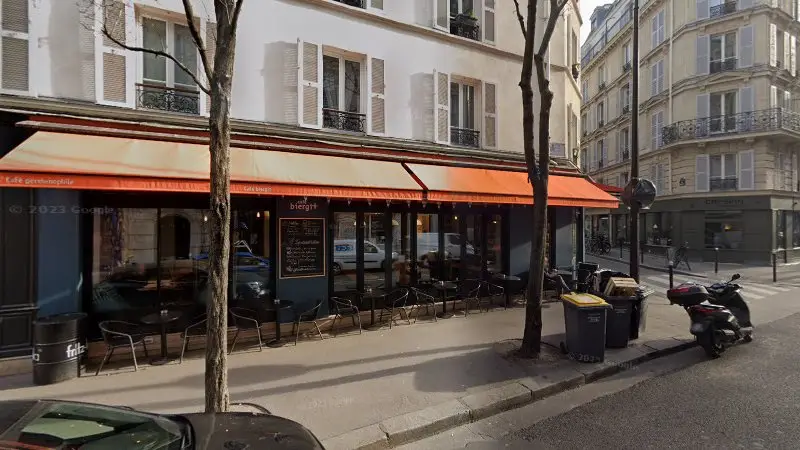 Vue de la rue devant Remplacement pneu a domicile changement, Paris