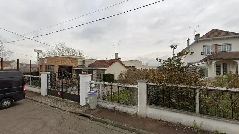 Vue de la rue devant Mécanique Génerale Stockman SA, Mantes-la-Ville