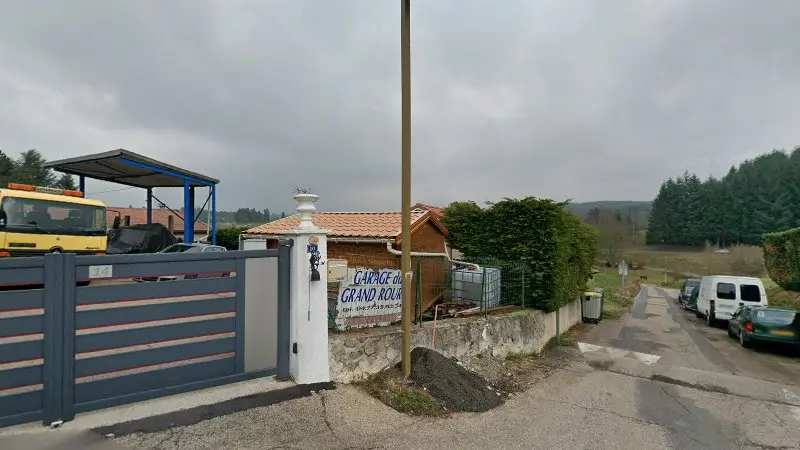 Vue de la rue devant Garage du Grand Roure, Saint-Didier-en-Velay