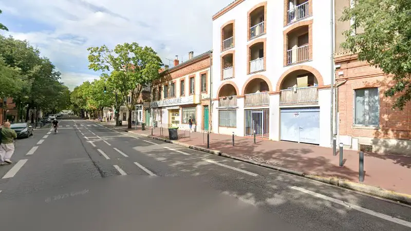 Vue de la rue devant Falguière Garage, Toulouse