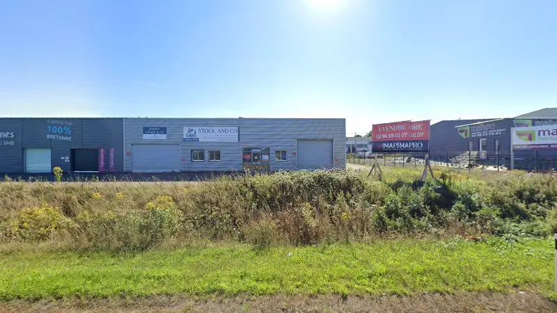Vue de la rue devant TM2S Tôlerie Mécano Soudure Serrurerie, Cavan