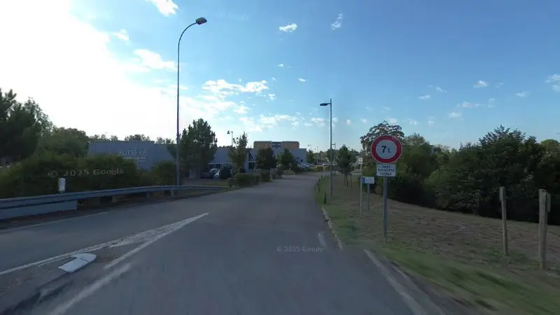 Vue de la rue devant Eurl Carrosserie Industrielle, Samazan