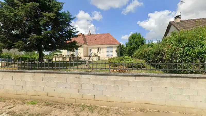 Vue de la rue devant GARAGE CROCHARD, Semur-en-Auxois