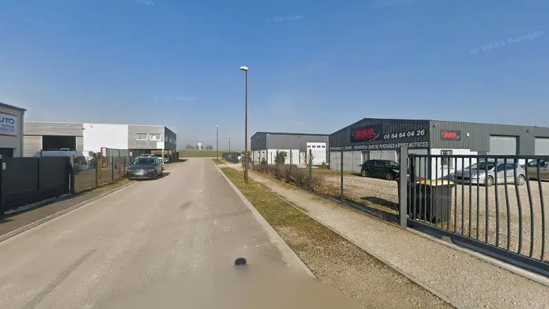 Vue de la rue devant Bullot Sport Reprog - BSR, Saint-Lyé