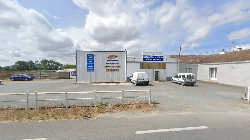 Vue de la rue devant Chauvin Automobiles, Villeneuve-en-Retz