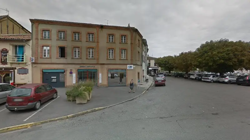 Vue de la rue devant ferme du pneu, L'Isle-en-Dodon