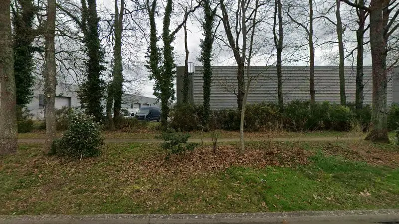 Vue de la rue devant Neuve-Occaz Automobiles, Saint-Jacques-de-la-Lande