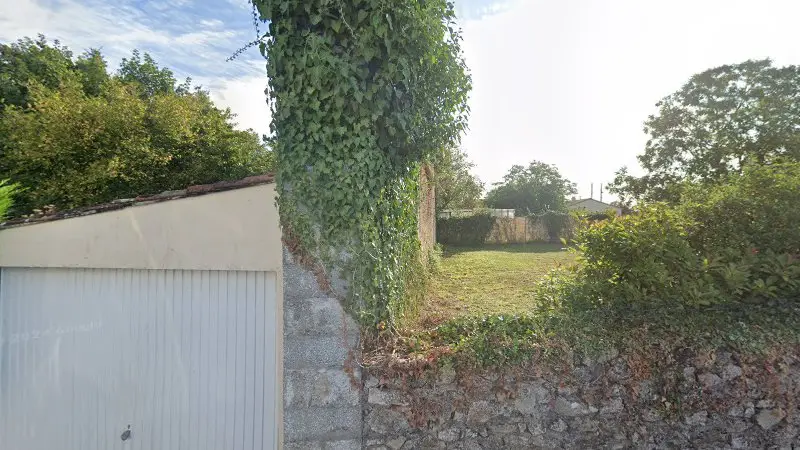 Vue de la rue devant Automobile Girard Agediss, Bressuire