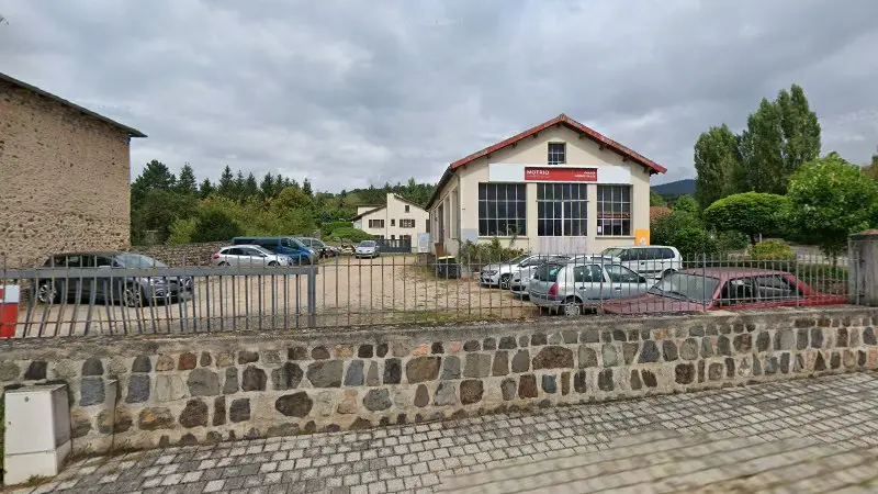 Vue de la rue devant Garage Gardes - Motrio, Rosières