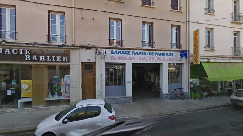 Vue de la rue devant Rapid Depannage, garage automobile à Roanne, Roanne