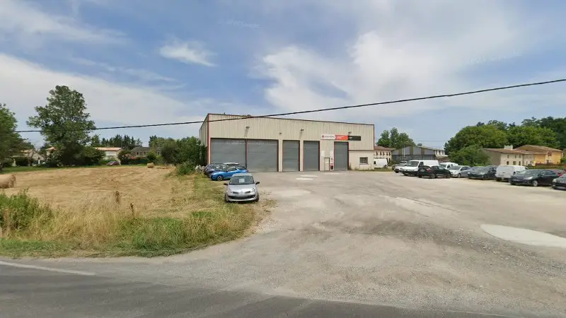 Vue de la rue devant Eurorepar Car Services Garage Valeix Réparateur Agréé, Saint-Ciers-sur-Gironde