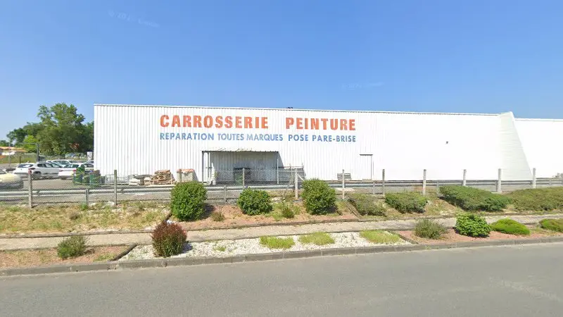 Vue de la rue devant Carrosserie Peinture, Pugnac
