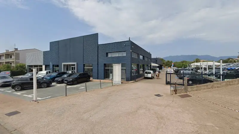 Vue de la rue devant PIETRI AUTOMOBILES SAS Isuzu, Porto-Vecchio