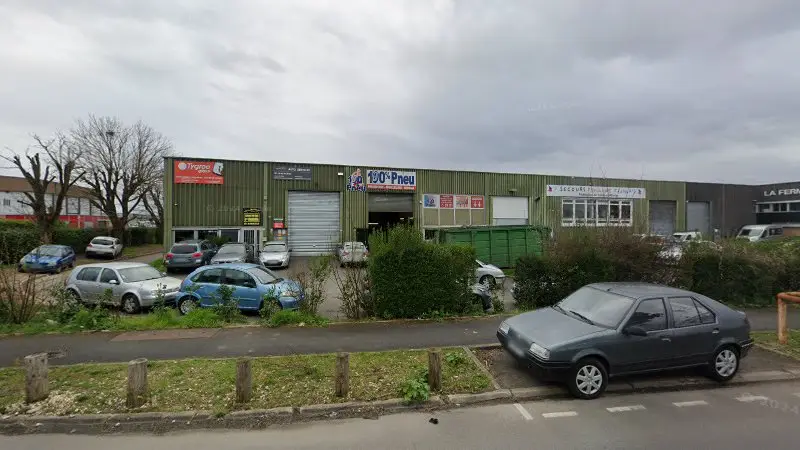 Vue de la rue devant NÉGOCE AUTO YASMINE, Vaux-le-Pénil