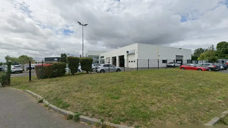 Vue de la rue devant Lexus Service at Réparateur Agréé - Rizzon Automobiles, Plérin