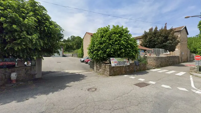 Vue de la rue devant Sa Mecanique Outillage Vivarais, Saint-Félicien