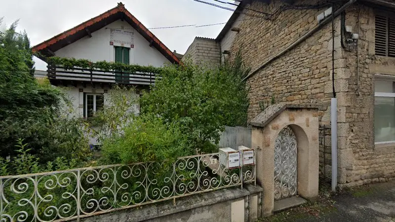Vue de la rue devant Pinot Poids Lourds, Lons-le-Saunier