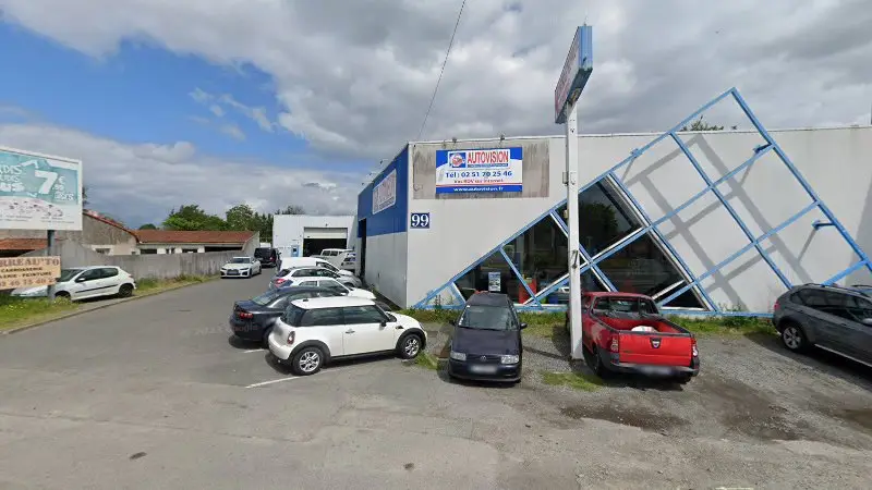 Vue de la rue devant AUTOVISION CONTROLE TECHNIQUE REZE BV Contrôle, Rezé