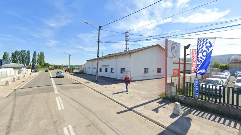 Vue de la rue devant S.A.S Auto Lindi, Ambérieu-en-Bugey