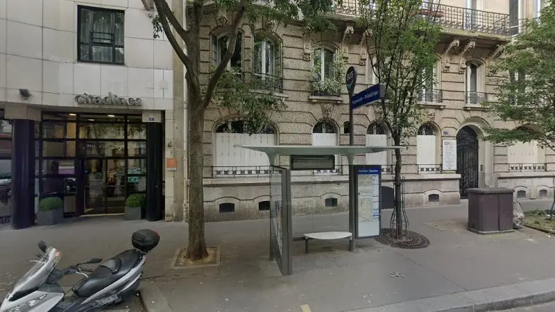 Vue de la rue devant EuroHailstorm Débosselage Sans Peinture, Paris