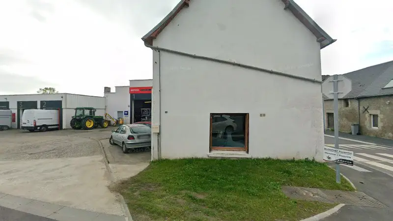 Vue de la rue devant Garage Laisne, Tourneville-sur-Mer
