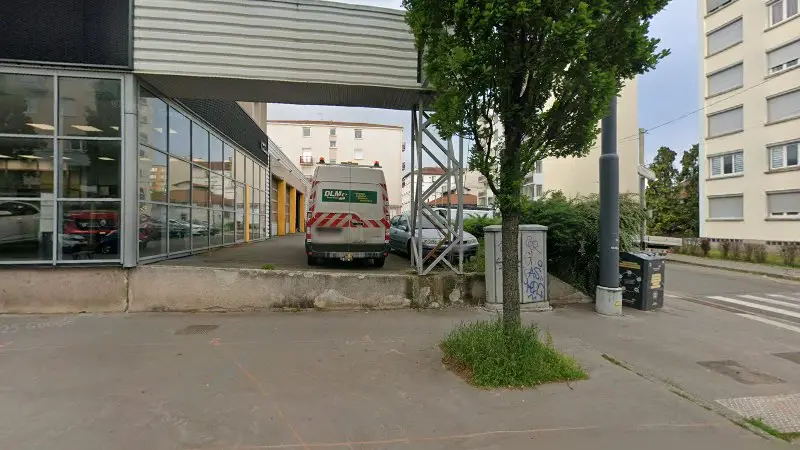 Vue de la rue devant Garage Courtial RENAULT-DACIA, Saint-Étienne