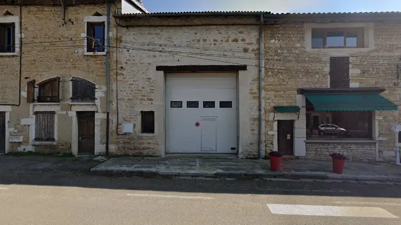 Vue de la rue devant V.I.M.S. Véhicules Industriels Mancuso Salvatore, Ambronay