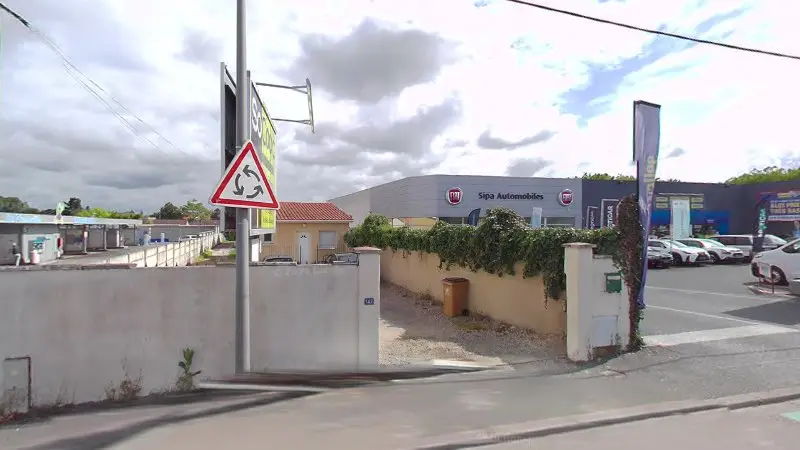 Vue de la rue devant Alfa Romeo - Sipa Automobiles - Service Après-Vente, Libourne