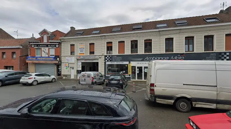 Vue de la rue devant Easy Car - Nettoyage Auto, Vente de Pneu & Mécanique, Provin