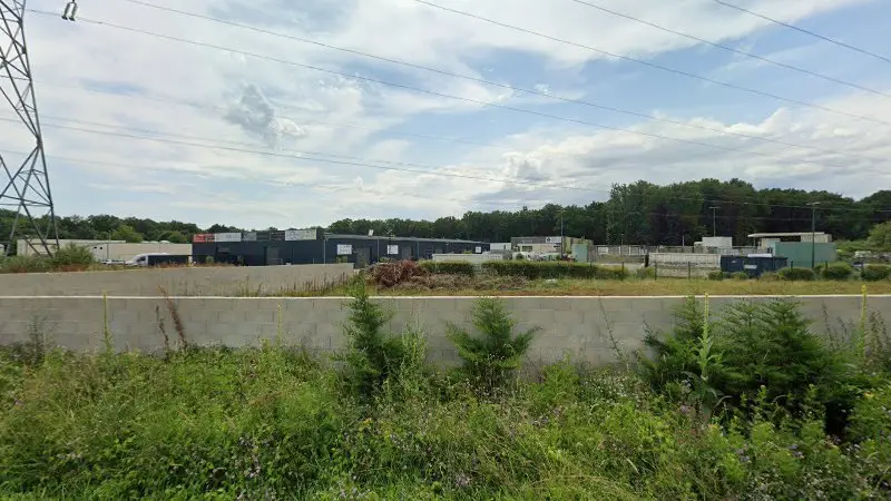 Vue de la rue devant Garage wiss auto 77, Le Mée-sur-Seine