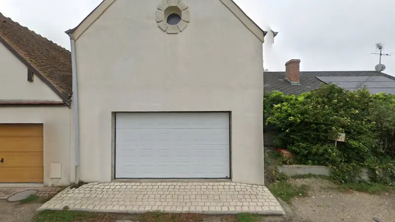 Vue de la rue devant Enadcar, Chilleurs-aux-Bois