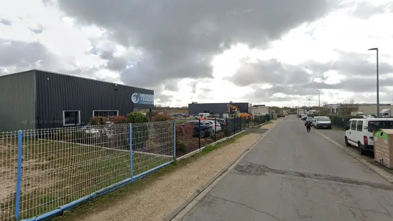 Vue de la rue devant Carrosserie Industrielle, Ingré