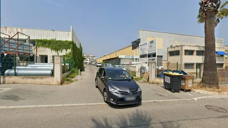 Vue de la rue devant Cires Automobile, Villeneuve-Loubet