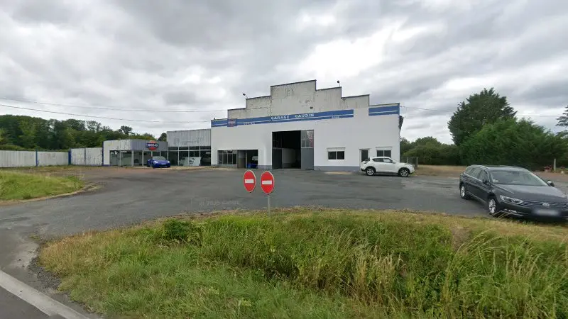 Vue de la rue devant GARAGE GAUDIN NISSAN, Baugé-en-Anjou