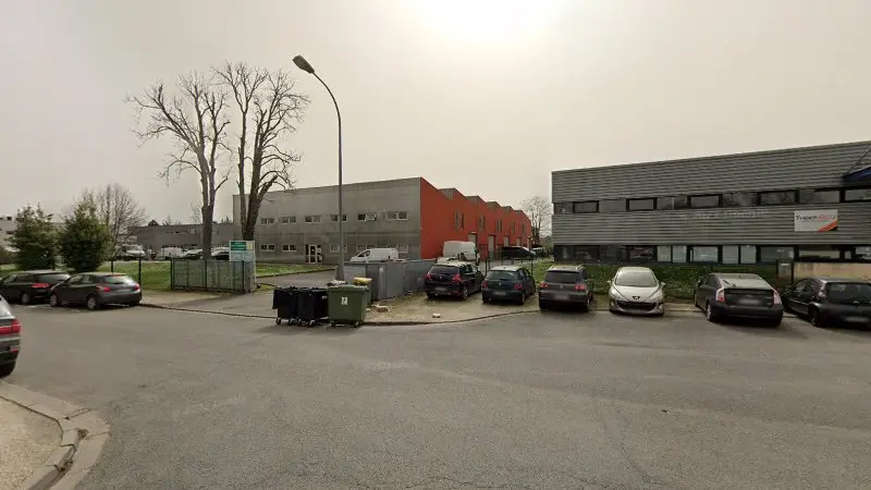 Vue de la rue devant Diagnostic automobile bordeaux, Floirac