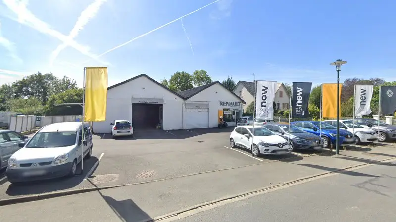 Vue de la rue devant Garage Renault, Longuenée-en-Anjou