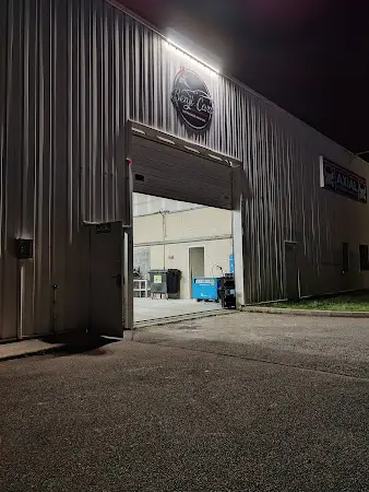 Photo publiée sur la fiche Google de Carrosserie Benji-cars - ZeCarrossery Axial, Bréal-sous-Montfort