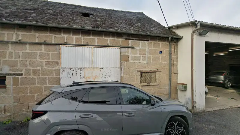 Vue de la rue devant Carrosserie Val Auto, Brive-la-Gaillarde
