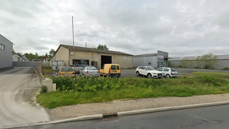 Vue de la rue devant Garage du Grand Chemin, Yvrac