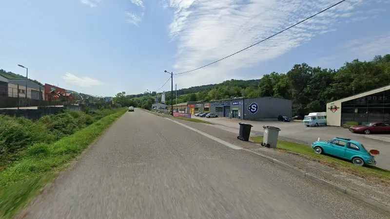 Vue de la rue devant Carrosserie JPS, Salins-les-Bains