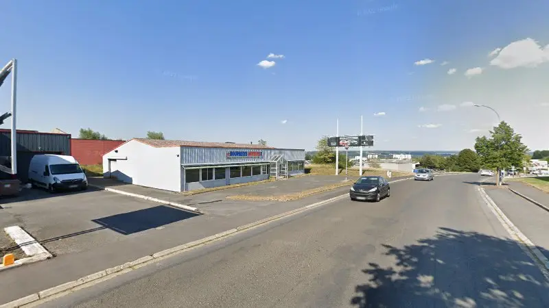 Vue de la rue devant BOURGEOIS MOTEURS, Charleville-Mézières