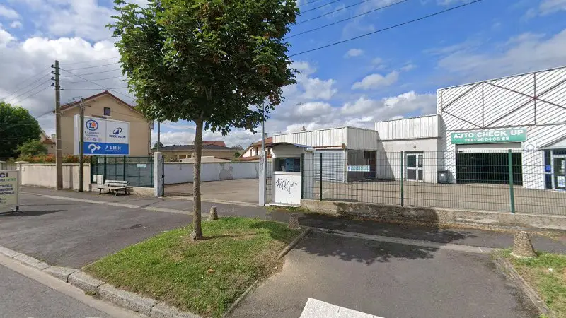 Vue de la rue devant Sécuritest Contrôle Technique Automobile CHALONS EN CHAMPAGNE, Châlons-en-Champagne