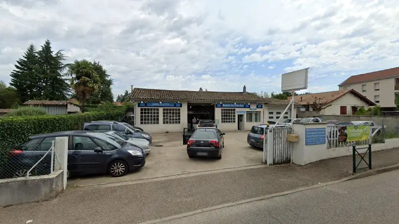 Vue de la rue devant Suwala Michael Garage - Bosch Car Service, Saint-Maurice-de-Gourdans