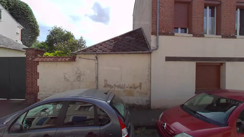 Vue de la rue devant APS British Cars, Louviers